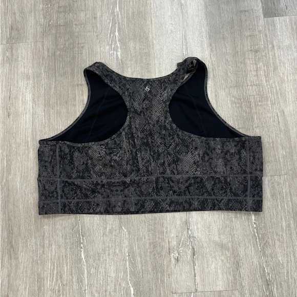 Torrid Snake Grey Low Impact Wireless Active Sports Bra - Size 30 - Picture 3 of 4